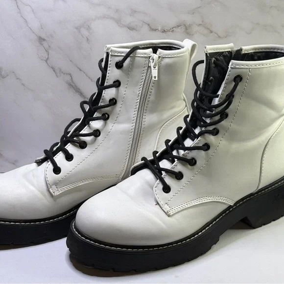 Steve Madden all whit lace up boot with side zipper no marks or scuffs - Picture 3 of 3